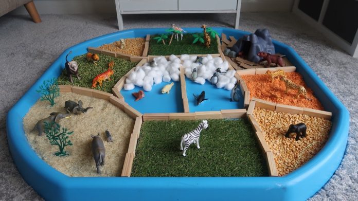 Different animals Tuff Tray